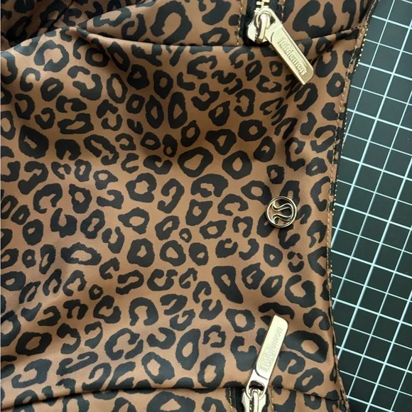 Lululemon Slouchy Sling Bag 6L - leopard - Picture 3 of 7
